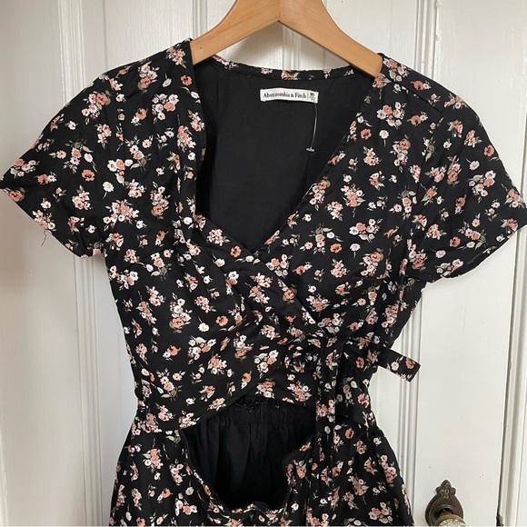ABERCROMBIE & Fitch Floral Romper wrap top Sz Medium Black Floral Spring cotton - Picture 5 of 10